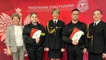 Ślubowanie nowoprzyjętych strażaków w Państwowej Straży Pożarnej w Gnieźnie. 